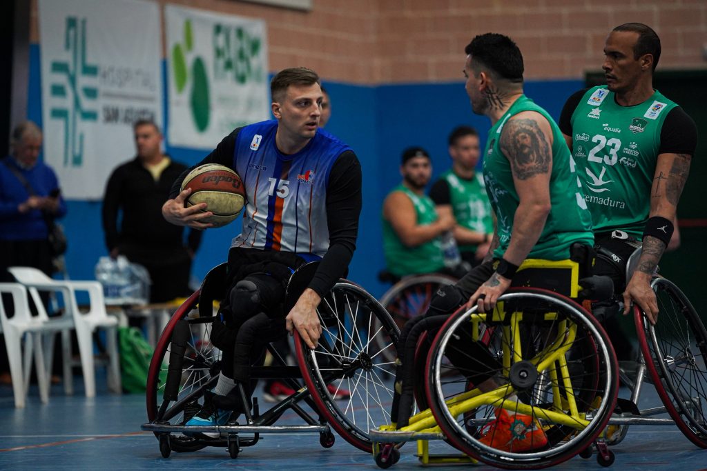 Foto del jugador (nombre) avanzando en el campo contra los jugadores extremeños (nombre) dispuesto a pasar el balon
