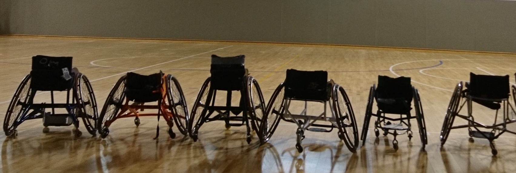 Fotogafía en la que se ven las sillas de ruedas de todos los jugadores juntas en fila