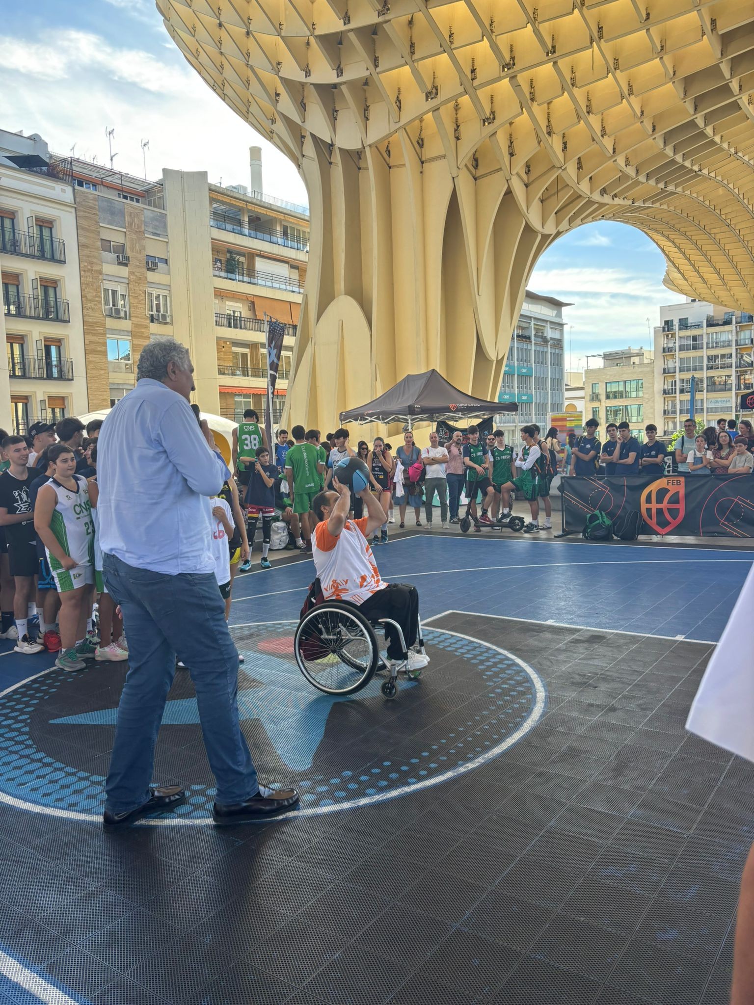 Fotografía de los jugadores del bsrvistazul haciendo una demostración en las setas de sevilla
