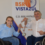 Fotografía en la que se pueden ver a Lourdes y Francis sosteniendo una medalla, anunciando la temporada bsr 25/26