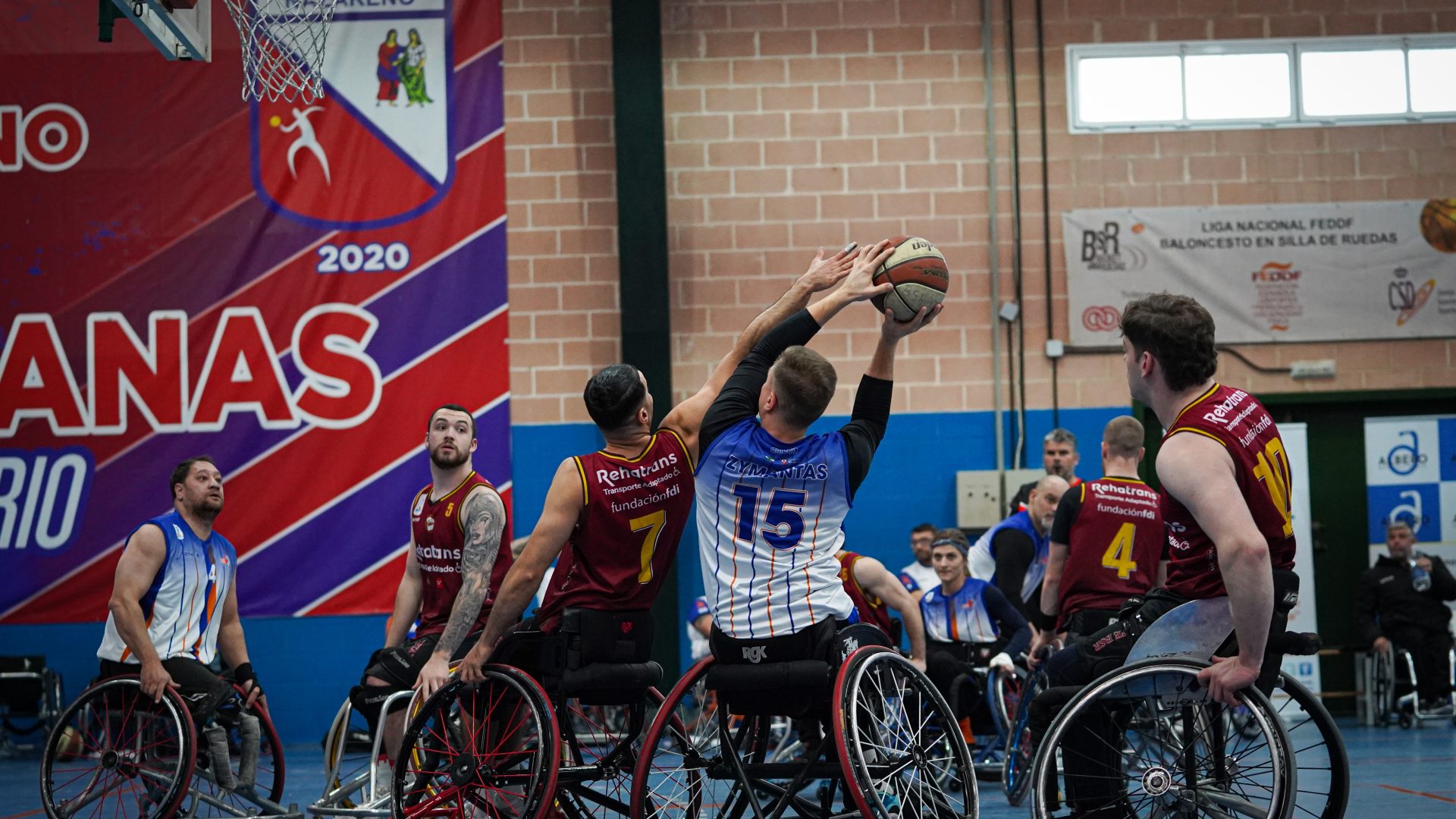 Fotografía en la que se puede observar un casi robo de balón por parte del Getafe al BSR Vistuazul