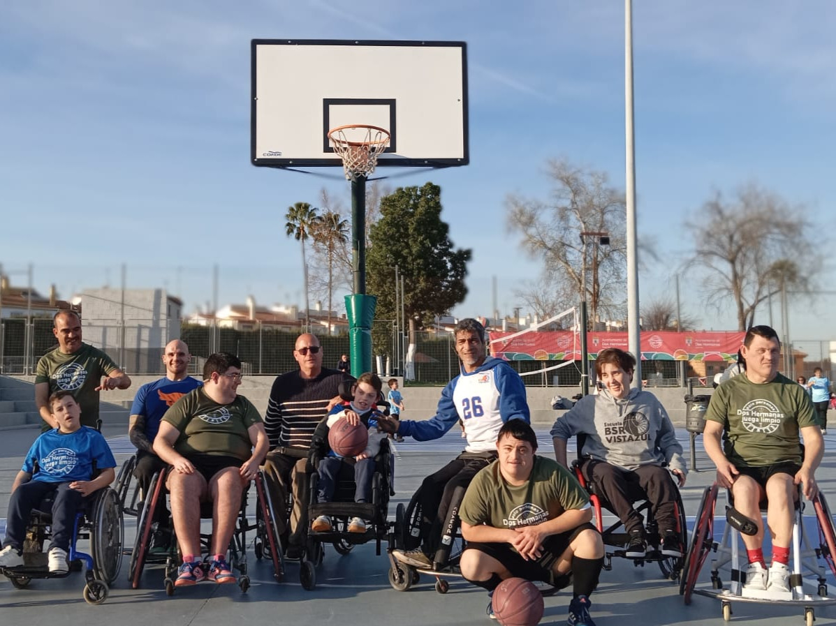 Fotografía en la que se pueden ver a jugadores del bsr y alumnos de la escuela